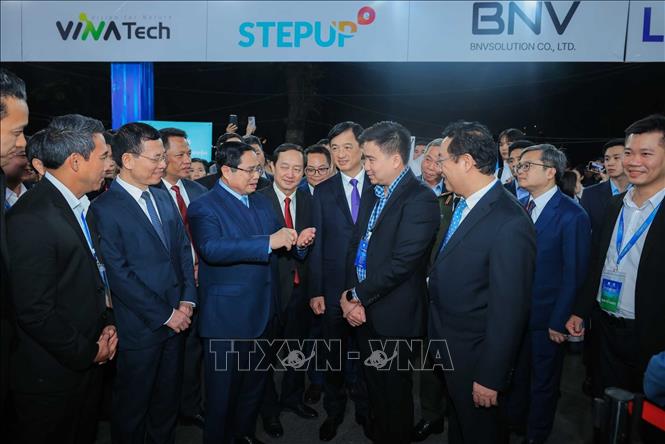 Thủ tướng Phạm Minh Chính tham quan các gian trang bày sản phẩm. Ảnh: Hoàng Hiếu - TTXVN