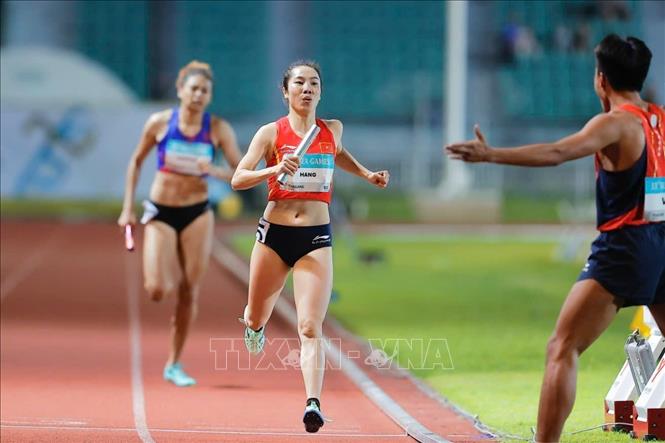 Các VĐV đội tuyển điền kinh Việt Nam thi đấu xuất sắc nội dung hỗn hợp nam nữ 4x400m để giành HCV SEAGames 33. Ảnh: Minh Quyết - PV TTXVN tại Thái Lan