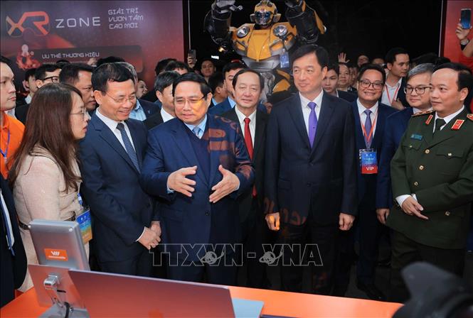 Thủ tướng Phạm Minh Chính tham quan các gian trang bày sản phẩm. Ảnh: Hoàng Hiếu - TTXVN