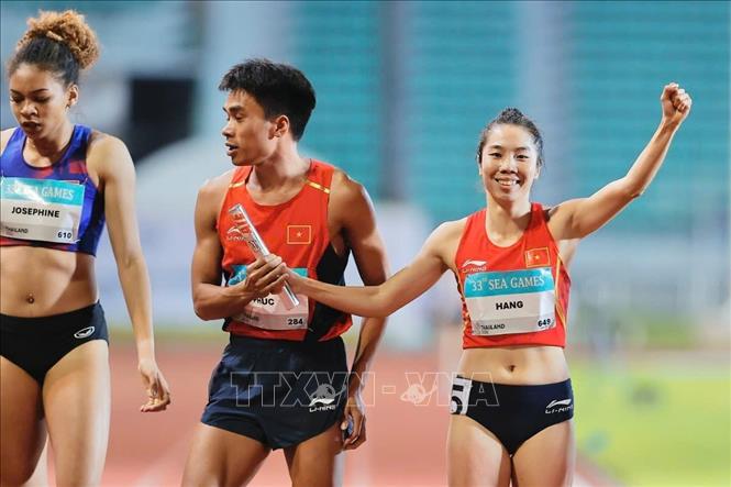 Các VĐV đội tuyển điền kinh Việt Nam thi đấu xuất sắc nội dung hỗn hợp nam nữ 4x400m để giành HCV SEAGames 33. Ảnh: Minh Quyết - PV TTXVN tại Thái Lan