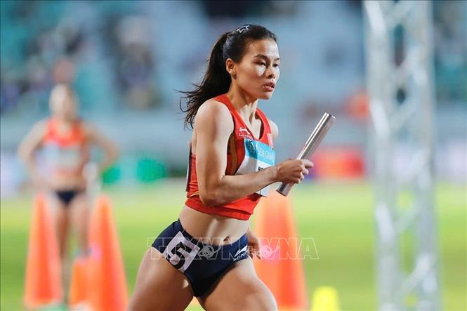 Các VĐV đội tuyển điền kinh Việt Nam thi đấu xuất sắc nội dung hỗn hợp nam nữ 4x400m để giành HCV SEAGames 33. Ảnh: Minh Quyết - PV TTXVN tại Thái Lan