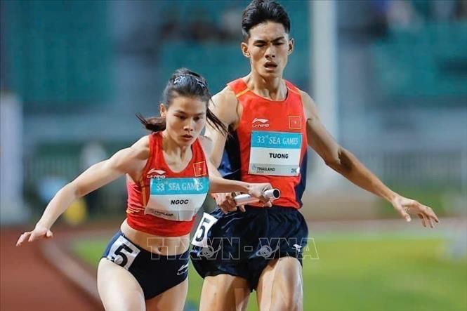 Các VĐV đội tuyển điền kinh Việt Nam thi đấu xuất sắc nội dung hỗn hợp nam nữ 4x400m để giành HCV SEAGames 33. Ảnh: Minh Quyết - PV TTXVN tại Thái Lan