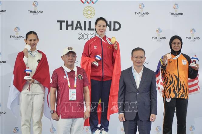 Dinh Thi Huong defends her women's 68kg crown with an 8-5 win over an Indonesian rival. VNA/Photo by courtesy 