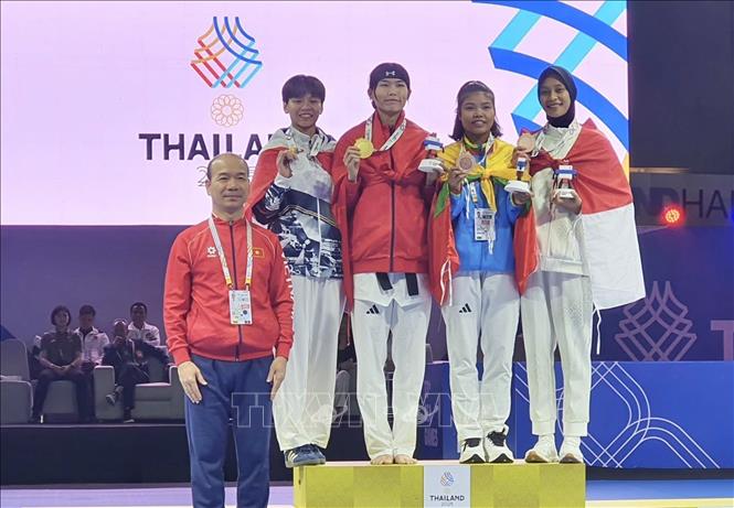 In taekwondo, Tran Thi Anh Tuyet stars by claiming a gold in the women's 53-57kg. VNA/Photo by courtesy 