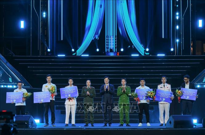 Uỷ viên Bộ Chính trị, Bí thư Thành uỷ Hà Nội Nguyễn Duy Ngọc trao tặng thưởng cho các đội thi đạt thành tích trong Cuộc thi 