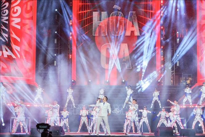 Tiết mục văn nghệ biểu diễn tại chương trình. Ảnh: Hoàng Hiếu - TTXVN