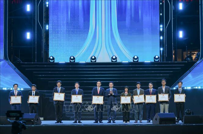 Bộ trưởng Bộ Khoa học và Công nghệ Nguyễn Mạnh Hùng trao Bằng khen có các địa phương có thành tích xuất sắc trong phát triển hệ sinh thái Đổi mới sáng tạo. Ảnh: Hoàng Hiếu - TTXVN
