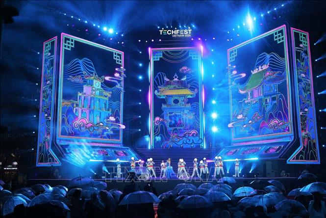 Tiết mục văn nghệ biểu diễn tại chương trình. Ảnh: Hoàng Hiếu - TTXVN