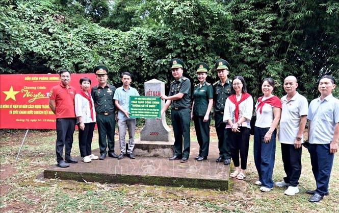 Đồn Biên phòng Hướng Phùng và các đoàn thiện nguyện tổ chức khánh thành, bàn giao công trình “Đường Cờ Tổ quốc” kết hợp hệ thống “Ánh sáng vùng biên”. Ảnh: TTXVN phát