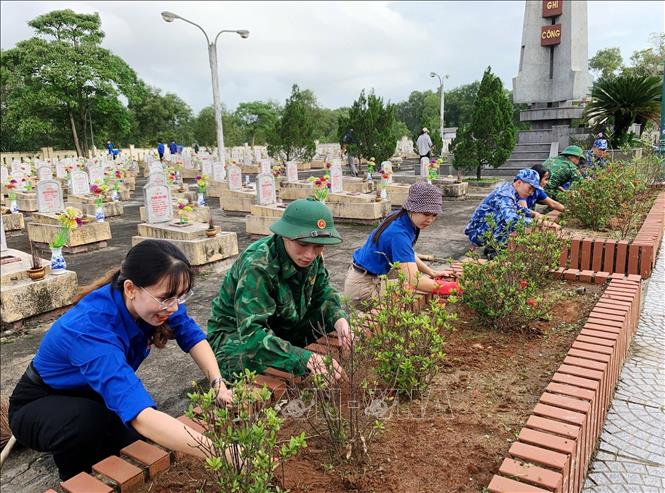 Tuổi trẻ Đồn Biên phòng Triệu Vân, đoàn viên thanh niên xã Nam Cửa Việt cùng các đơn vị liên quan tham gia các hoạt động trong Chương trình “Tình nguyện mùa Đông năm 2025 và Xuân tình nguyện năm 2026”. Ảnh: TTXVN phát