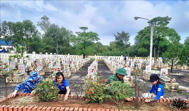 Tuổi trẻ Đồn Biên phòng Triệu Vân, đoàn viên thanh niên xã Nam Cửa Việt cùng các đơn vị liên quan tham gia các hoạt động trong Chương trình “Tình nguyện mùa Đông năm 2025 và Xuân tình nguyện năm 2026”. Ảnh: TTXVN phát