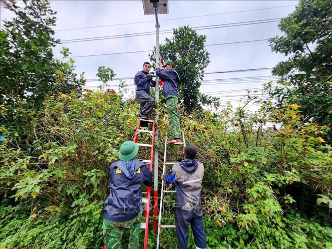 Công trình “Đường Cờ Tổ quốc” kết hợp hệ thống “Ánh sáng vùng biên” dài 5 km góp phần làm cho diện mạo nông thôn miền biên viễn ngày càng khởi sắc. Ảnh: TTXVN phát