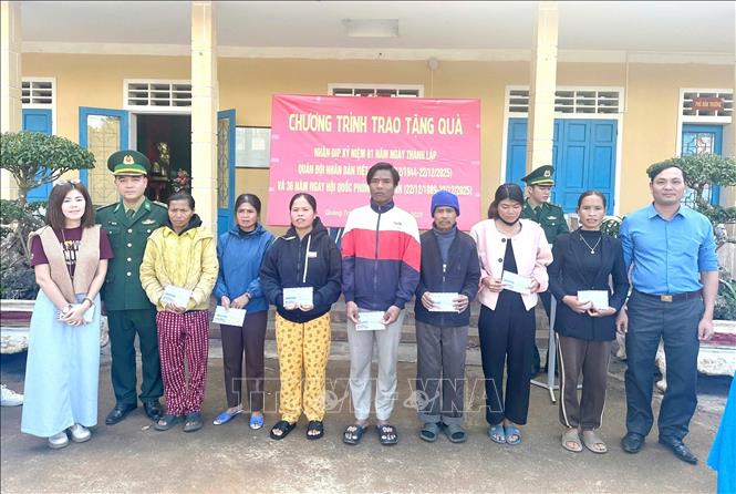 Các suất quà ý nghĩa góp phần chia sẻ phần nào khó khăn với đồng bào khu vực biên giới. Ảnh: TTXVN phát