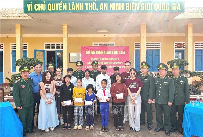 Các suất quà ý nghĩa, thiệt thức đã được trao tận tay các hộ dân và học sinh trên địa bàn biên giới xã Hướng Phùng, tỉnh Quảng Trị. Ảnh: TTXVN phát