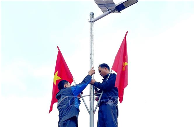 Công trình “Đường Cờ Tổ quốc” kết hợp hệ thống “Ánh sáng vùng biên” góp phần nâng cao đời sống cho người dân và làm cho diện mạo các bản làng miền biên viễn ngày càng khởi sắc. Ảnh: TTXVN phát