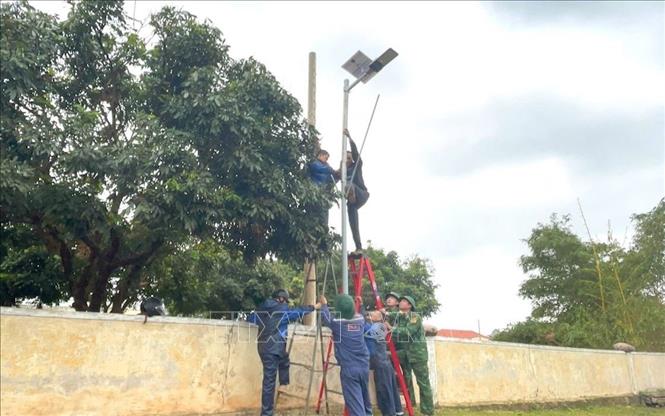 Đồn Biên phòng Hướng Phùng và các đoàn thiện nguyện tổ chức khánh thành, bàn giao công trình “Đường Cờ Tổ quốc” kết hợp hệ thống “Ánh sáng vùng biên”. Ảnh: TTXVN phát