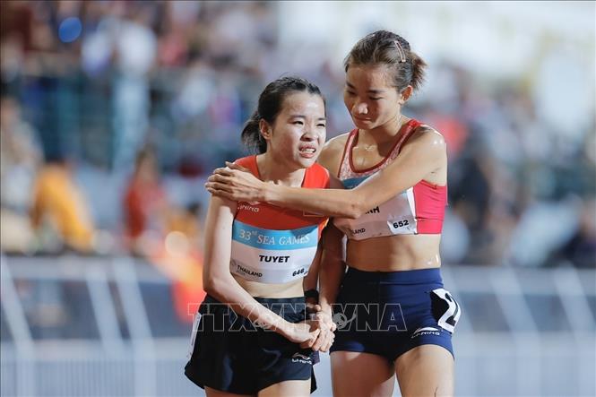 Nguyễn Thị Oanh (phải) và Lê Thị Tuyết thi đấu xuất sắc, giành HCV và HCB nội dung 5000m nữ. Ảnh: Minh Quyết - PV TTXVN tại Thái Lan