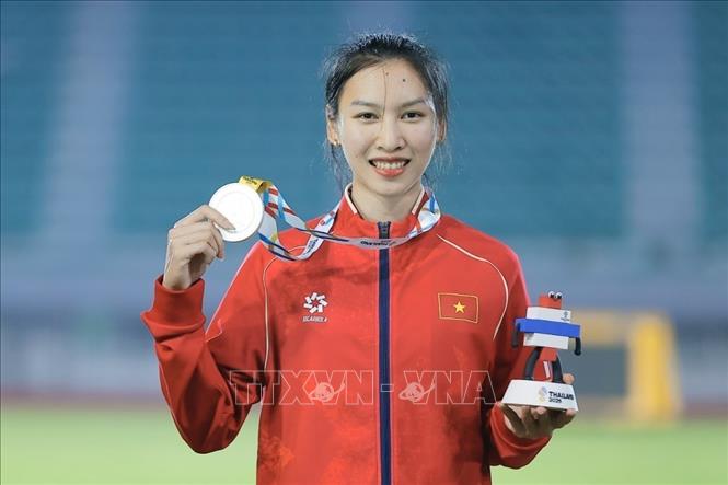 VĐV Lê Thị Cẩm Tú giành HCB nội dung 200m nữ. Ảnh: Minh Quyết - PV TTXVN tại Thái Lan