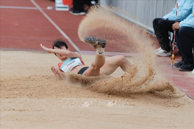 VĐV Vũ Thị Ngọc Hà giành HCĐ nội dung nhảy 3 bước nữ. Ảnh: Minh Quyết - PV TTXVN tại Thái Lan