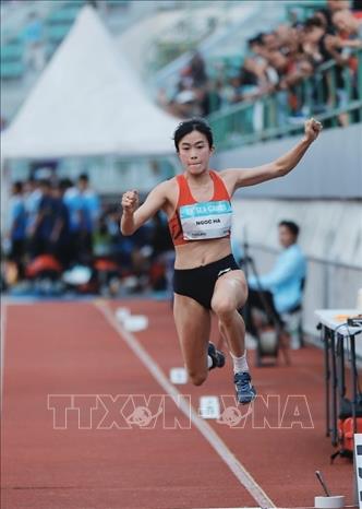 VĐV Vũ Thị Ngọc Hà giành HCĐ nội dung nhảy 3 bước nữ. Ảnh: Minh Quyết - PV TTXVN tại Thái Lan