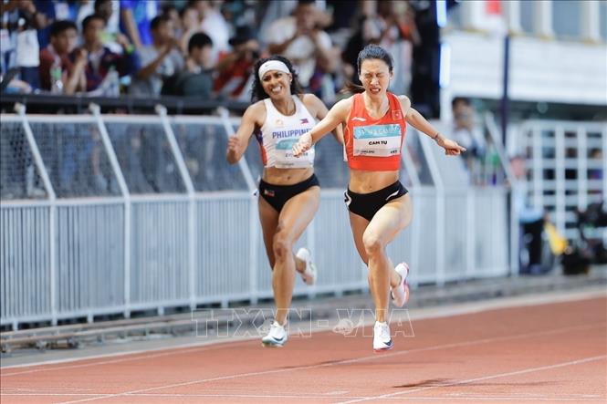 VĐV Lê Thị Cẩm Tú giành HCB nội dung 200m nữ. Ảnh: Minh Quyết - PV TTXVN tại Thái Lan