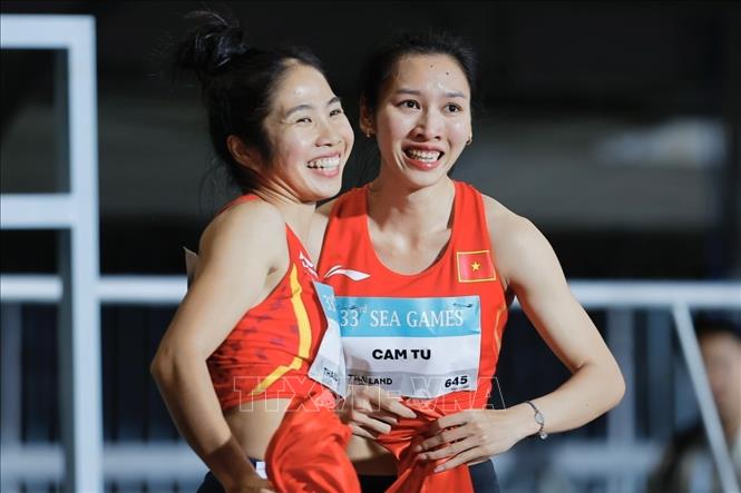 VĐV Lê Thị Cẩm Tú giành HCB nội dung 200m nữ. Ảnh: Minh Quyết - PV TTXVN tại Thái Lan