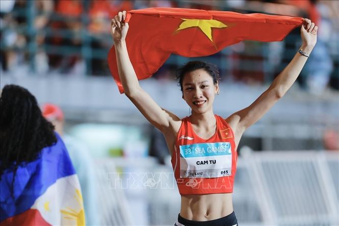 VĐV Lê Thị Cẩm Tú giành HCB nội dung 200m nữ. Ảnh: Minh Quyết - PV TTXVN tại Thái Lan