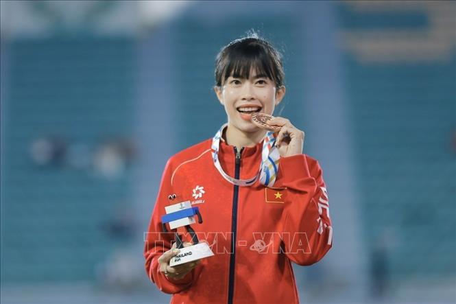 VĐV Vũ Thị Ngọc Hà giành HCĐ nội dung nhảy 3 bước nữ. Ảnh: Minh Quyết - PV TTXVN tại Thái Lan