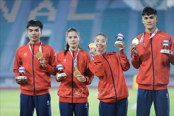 Tạ Ngọc Tưởng, Lê Ngọc Phúc, Nguyễn Thị Ngọc, Nguyễn Thị Hằng giành HCV nội dung 4x400m hỗn hợp. Ảnh: Minh Quyết PV TTXVN tại Thái Lan
