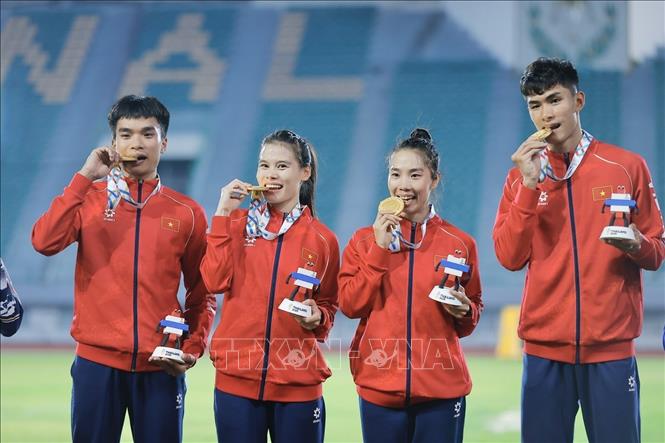 Tạ Ngọc Tưởng, Lê Ngọc Phúc, Nguyễn Thị Ngọc, Nguyễn Thị Hằng giành HCV nội dung 4x400m hỗn hợp. Ảnh: Minh Quyết PV TTXVN tại Thái Lan