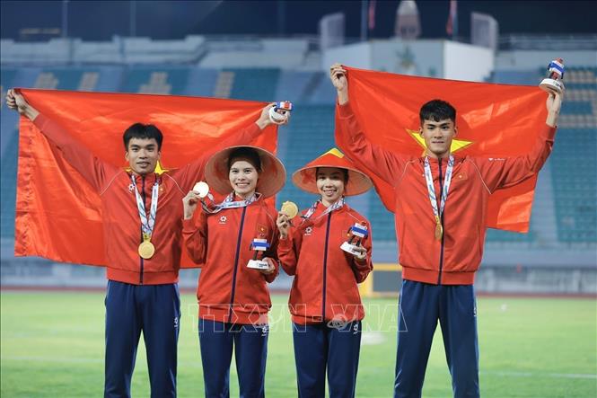 Tạ Ngọc Tưởng, Lê Ngọc Phúc, Nguyễn Thị Ngọc, Nguyễn Thị Hằng giành HCV nội dung 4x400m hỗn hợp. Ảnh: Minh Quyết PV TTXVN tại Thái Lan