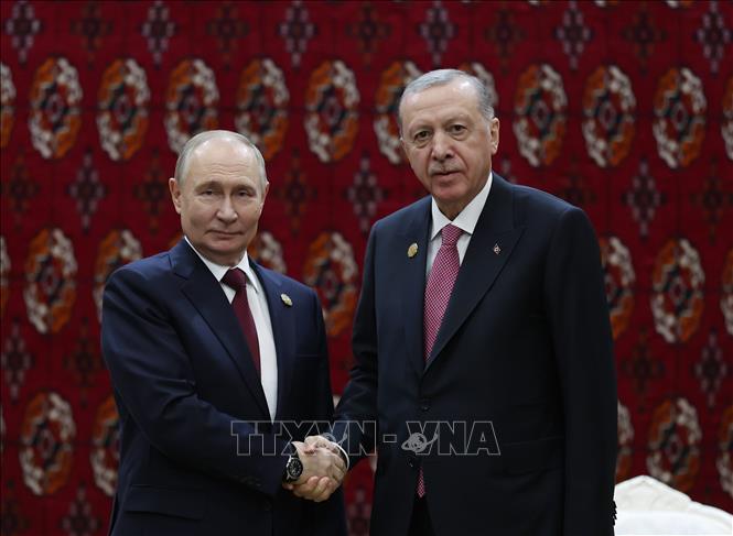 Tổng thống Thổ Nhĩ Kỳ Tayyip Erdogan (phải) trong cuộc gặp người đồng cấp Nga Vladimir Putin tại Ashgabat, Turkmenistan, ngày 13/12/2025. Ảnh: THX/TTXVN