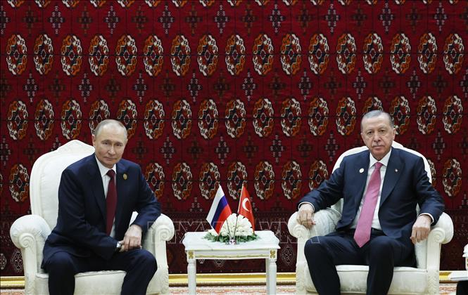 Tổng thống Thổ Nhĩ Kỳ Tayyip Erdogan (phải) trong cuộc gặp người đồng cấp Nga Vladimir Putin tại Ashgabat, Turkmenistan, ngày 13/12/2025. Ảnh: THX/TTXVN