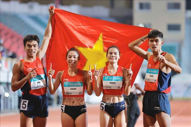 Vietnamese athletes Ta Ngoc Tuong, Nguyen Thi Ngoc, Le Ngoc Phuc and Nguyen Thi Hang won a gold in the 4x400m relay mixed with a time of 3 minutes and 15.07 seconds, breaking the SEA Games record of 3 minutes and 19.29 seconds. VNA Photo: Minh Quyết 