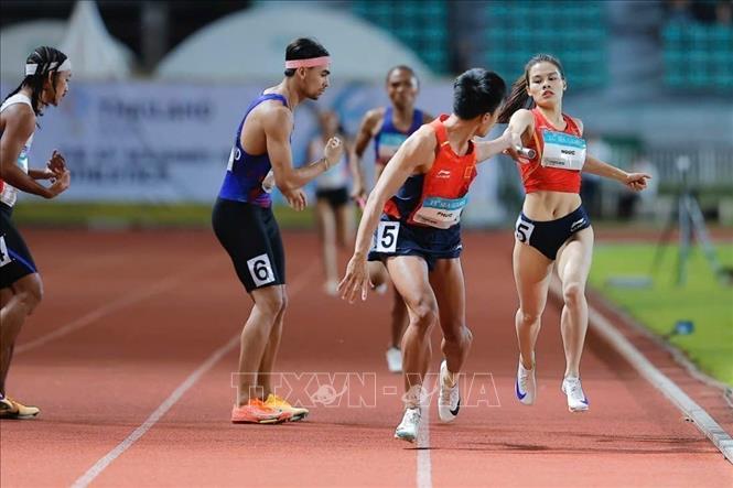 Vietnamese athletes win a gold in the 4x400m relay mixed. VNA Photo: Minh Quyết 