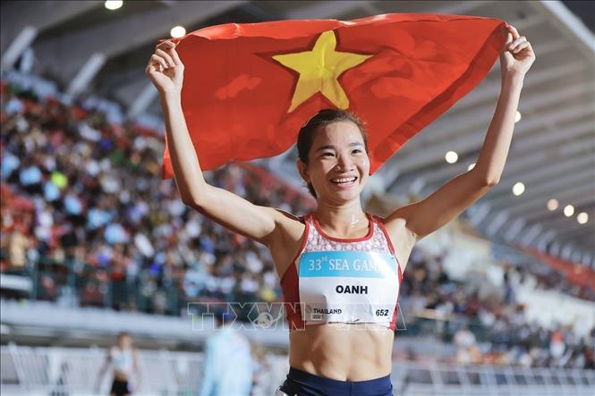 Nguyen Thi Oanh bags a gold in the women's 5,000m race, her fifth consecutive SEA Games gold. VNA Photo: Minh Quyết 