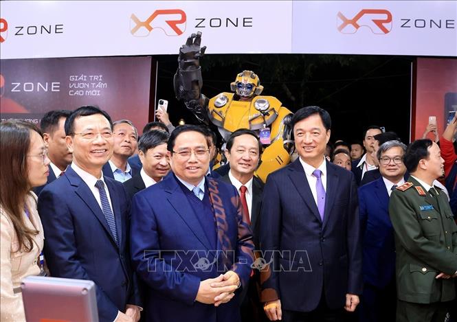 Prime Minister Pham Minh Chinh views an exhibition of products .VNA Photo