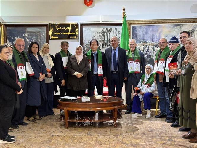 Ông Võ Hồng Nam đại diện gia đình Đại tướng Võ Nguyên Giáp giao lưu cùng các cựu chiến binh Algeria. Ảnh: Nguyễn An - PV TTXVN tại Algeria