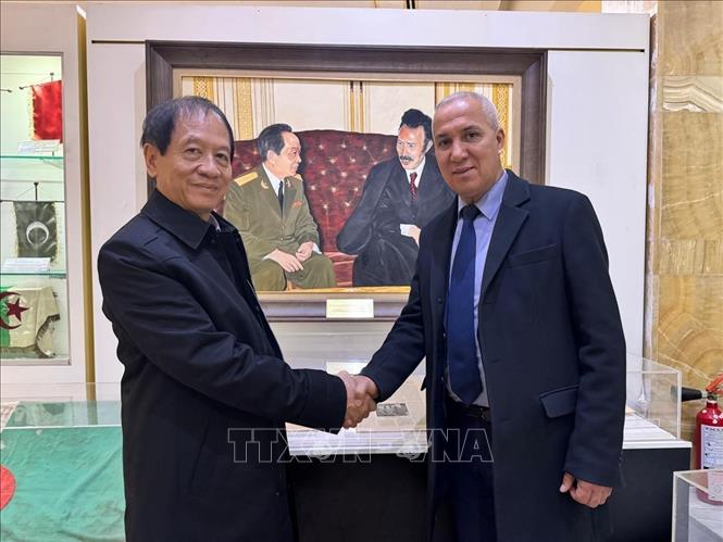 Tranh Đại tướng Võ Nguyên Giáp gặp Tổng thống Houari Boumediene - quà tặng của Thủ tướng Phạm Minh Chính cho bảo tàng Moujahid - được trưng bày ở vị trí trang trọng. Ảnh: Nguyễn An - PV TTXVN tại Algeria