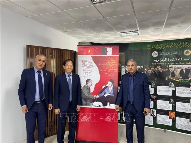 Ra mắt sách về Đại tướng Võ Nguyên Giáp và Chiến thắng Điện Biên Phủ tại trụ sở Hội những người bạn quốc tế của Cách mạng Algeria. Ảnh: Nguyễn An - PV TTXVN tại Algeria