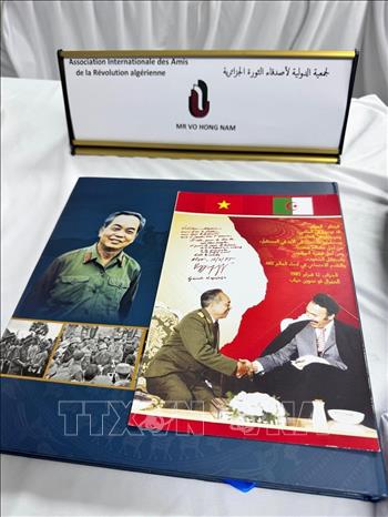 Cuốn sách về Đại tướng Võ Nguyên Giáp được ông Võ Hồng Nam giới thiệu tới các cựu chiến binh Algeria. Ảnh: Nguyễn An - PV TTXVN tại Algeria