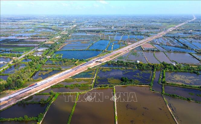 Tuyến cao tốc Cần Thơ - Cà Mau đang dần hoàn thiện sau nhiều cố gắng chạy nước rút của các đơn vị thi công. Ảnh: Huỳnh Anh - TTXVN