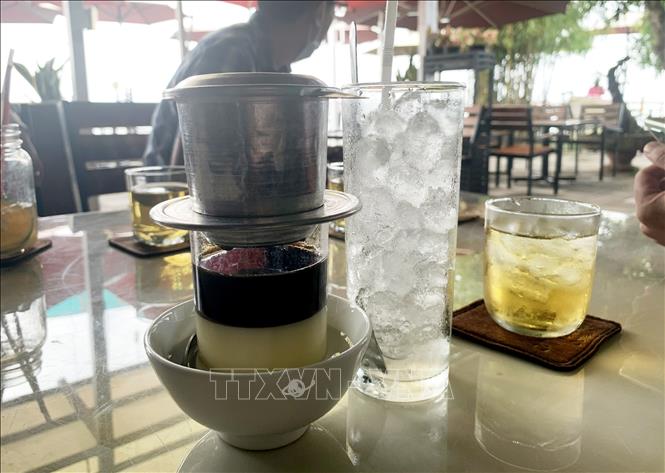 Cà phê sữa đá xếp thứ 3, được mô tả là sự hòa quyện của cà phê rang đậm, sữa đặc và đá lạnh, mang hương vị cân bằng giữa đắng, ngọt, béo. Ảnh: Hồng Đạt - TTXVN
