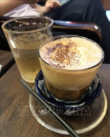 Cà phê trứng có đặc trưng là lớp kem trứng bông mịn kết hợp cà phê nóng. Ảnh: Hồng Đạt - TTXVN
