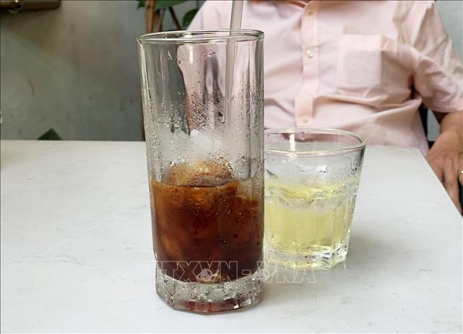 Ly cà phê đen đá pha máy ở một quán cà phê ở phường Xuân Hòa, phục vụ kèm theo ly trà đá, đặc trưng quán cà phê ở Thành phố Hồ Chí Minh và các tỉnh Nam Bộ. Ảnh: Hồng Đạt - TTXVN
