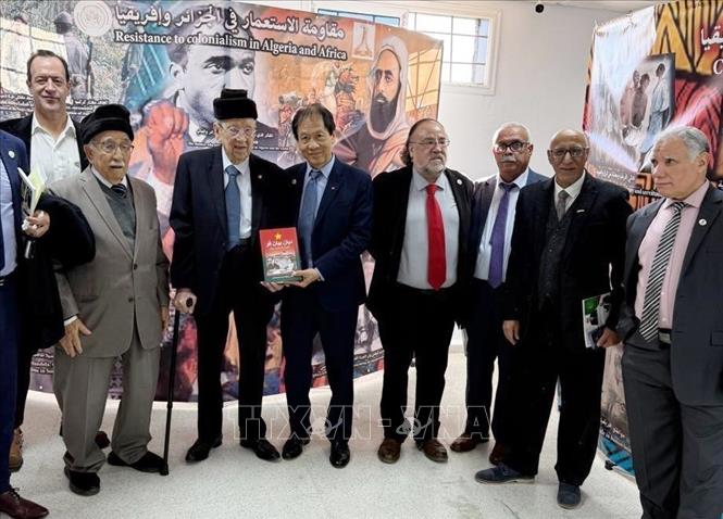 Hội những người bạn quốc tế của Cách mạng Algeria cùng ông Võ Hồng Nam, con trai Đại tướng Võ Nguyên Giáp hội ngộ tại thủ đô Algiers - Algeria. Ảnh: Nguyễn An - PV TTXVN tại Algeria