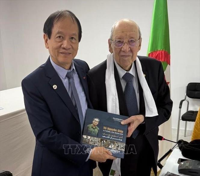 Ông Võ Hồng Nam tặng sách về Đại tướng Võ Nguyên Giáp cho Hội những người bạn quốc tế của Cách mạng Algeria. Ảnh: Nguyễn An - PV TTXVN tại Algeria