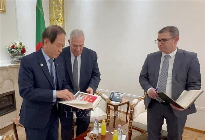 Ông Võ Hồng Nam tặng sách về Điện Biên Phủ - bản tiếng Arập cho Bộ trưởng Bộ Cựu chiến binh và Người có công Algeria Abdelmalek Tacherift. Ảnh: Nguyễn An - PV TTXVN tại Algeria