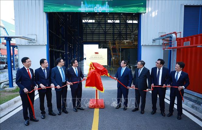 Thủ tướng Phạm Minh Chính và các đại biểu thực hiện nghi thức gắn biển Công trình chào mừng Đại hội XIV của Đảng. Ảnh: Dương Giang-TTXVN
