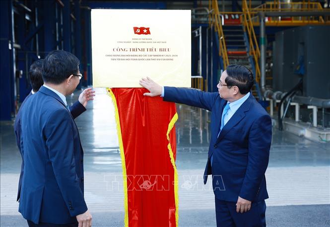 Thủ tướng Phạm Minh Chính và các đại biểu thực hiện nghi thức gắn biển Công trình chào mừng Đại hội XIV của Đảng. Ảnh: Dương Giang-TTXVN
